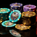 Jetons de casino et jetons de poker sur une table avec reflet