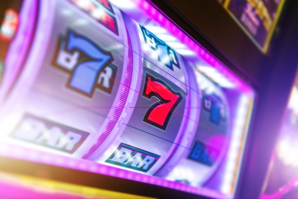 Machine à sous classique avec des symboles de BAR et le chiffre sept illuminés, ambiance de casino.