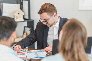 Chasseur ou agent immobilier : quelle différence en 2025 ?