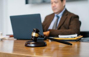 Comment éviter d’apparaître sur la liste rouge d’Interpol : conseils d’avocats