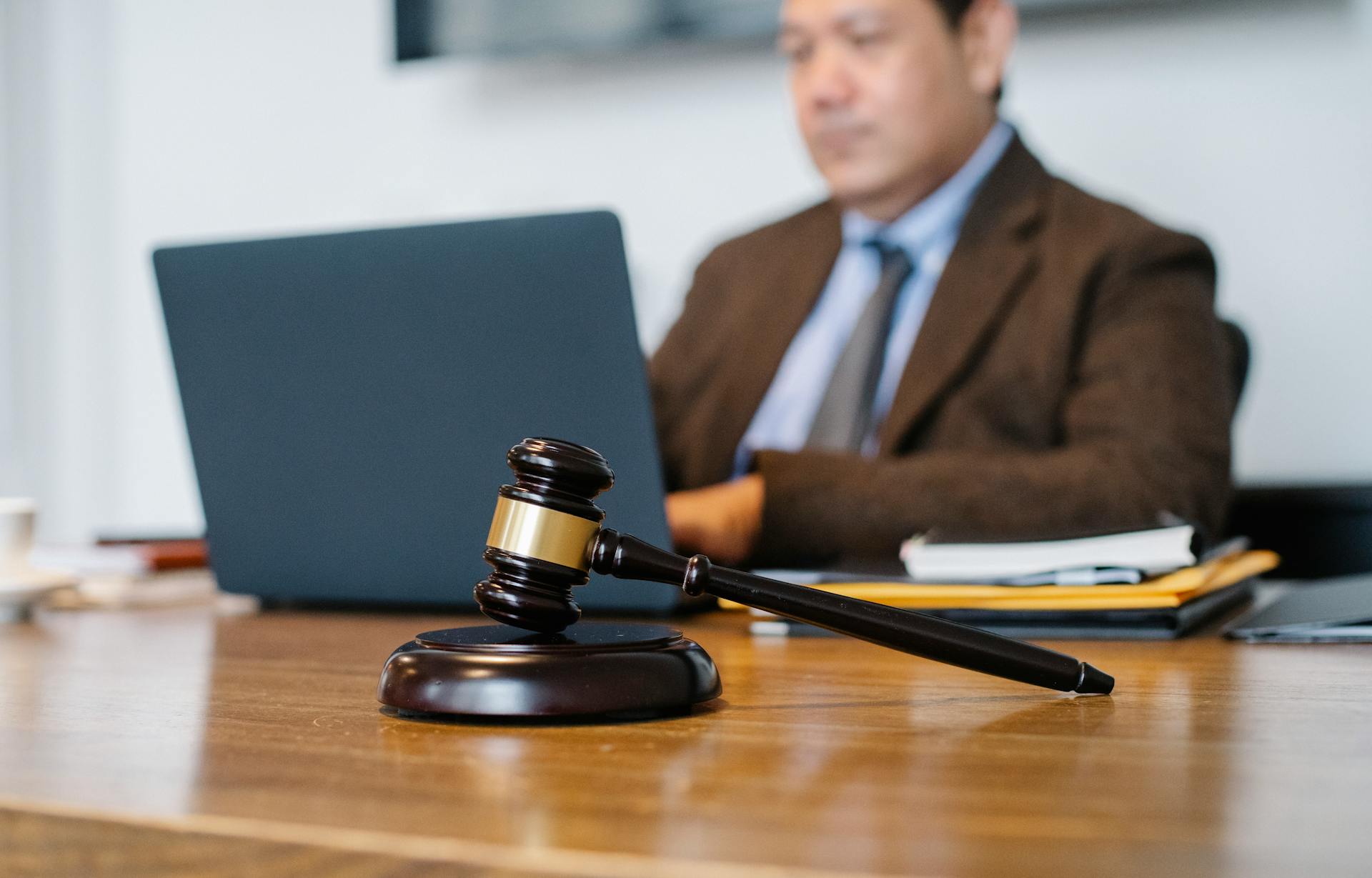 Comment éviter d’apparaître sur la liste rouge d’Interpol : conseils d’avocats
