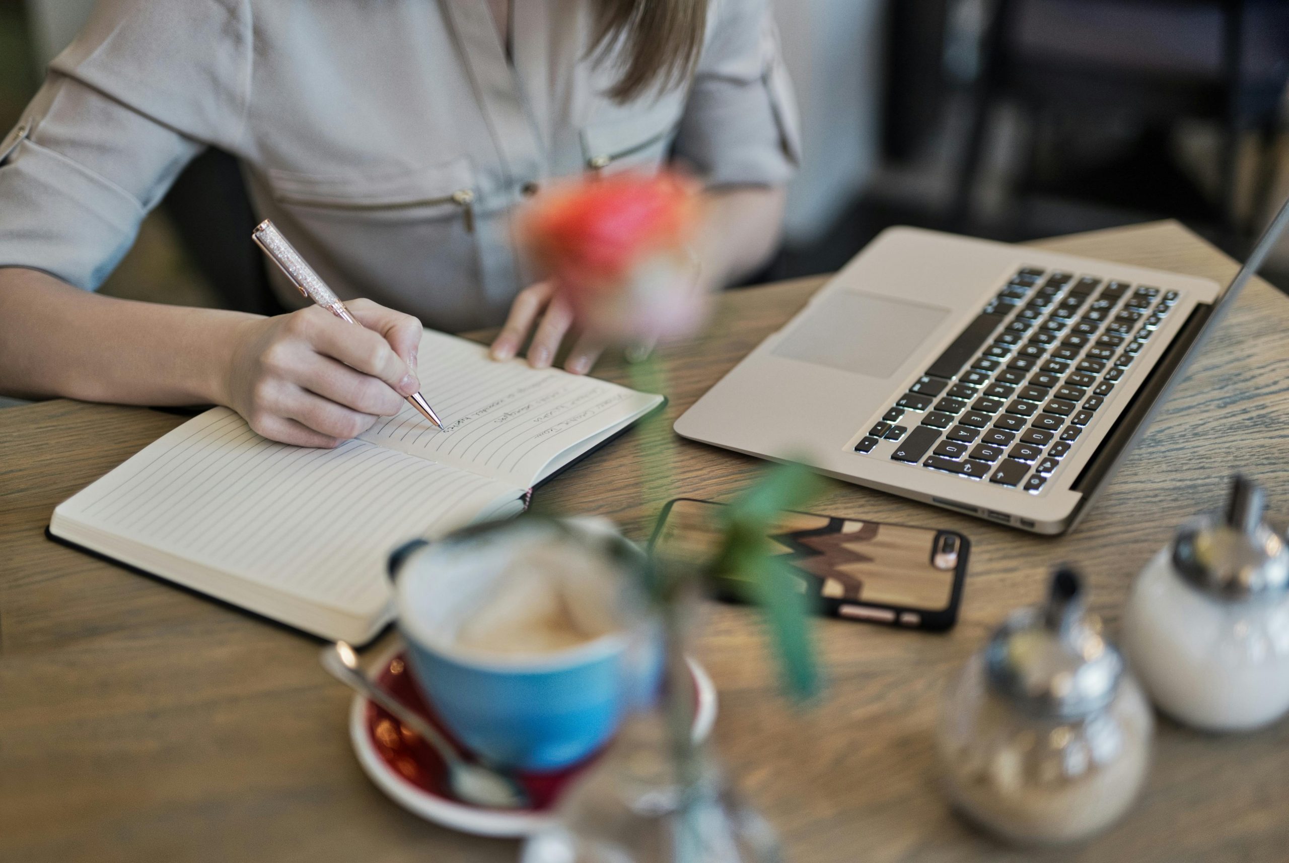 COMMENT LES CRÉATEURS DE CONTENU REDÉFINISSENT LE PERSONAL BRANDING ET LA MONÉTISATION DANS L’ÈRE NUMÉRIQUE
