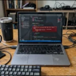 Développeur devant un laptop montrant des alertes de sécurité IA, illustration de Project Glasswing d'Anthropic