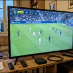 Télévision dans un salon français diffusant un match de Ligue 1, avec un boîtier de streaming IPTV