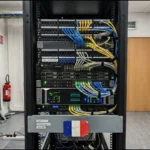 Serveurs dans une salle informatique française avec drapeau français, illustration du cloud souverain