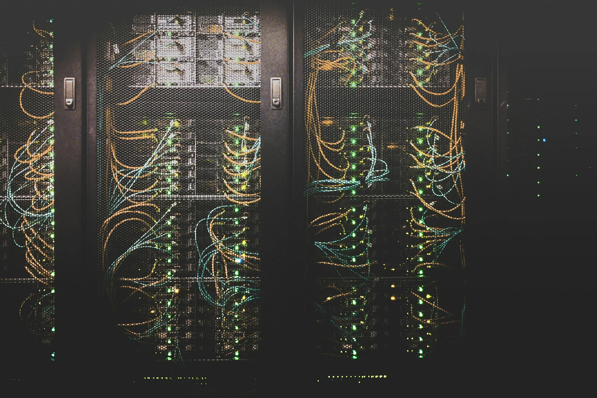 Vue d'un data center sombre avec rangées de serveurs, illustration Apple Intelligence 2.0 et Private Cloud Compute WWDC 2026