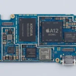 Carte mere iPhone A12 demontee : vue technique des composants avec connecteur USB-C