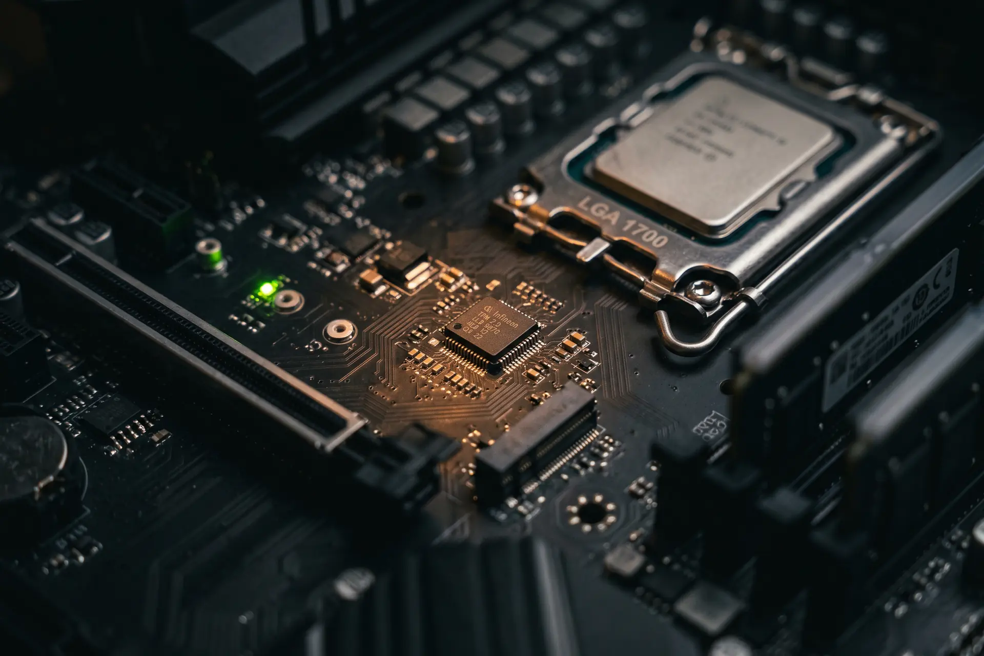 Vue macro d une carte mere avec chip TPM 2.0 mis en valeur, illustrant la racine de confiance materielle