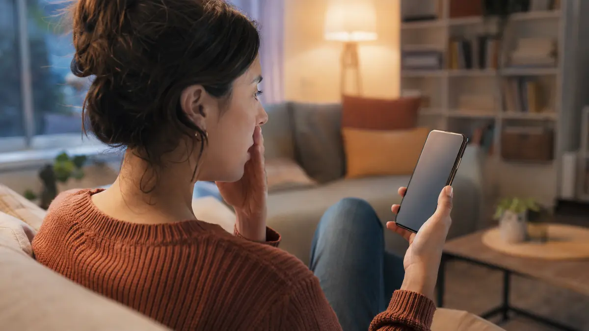 Personne surprise par la déconnexion d’une application sociale sur son téléphone