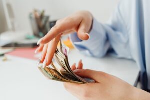 Comment économiser au quotidien pour investir dès 50 euros