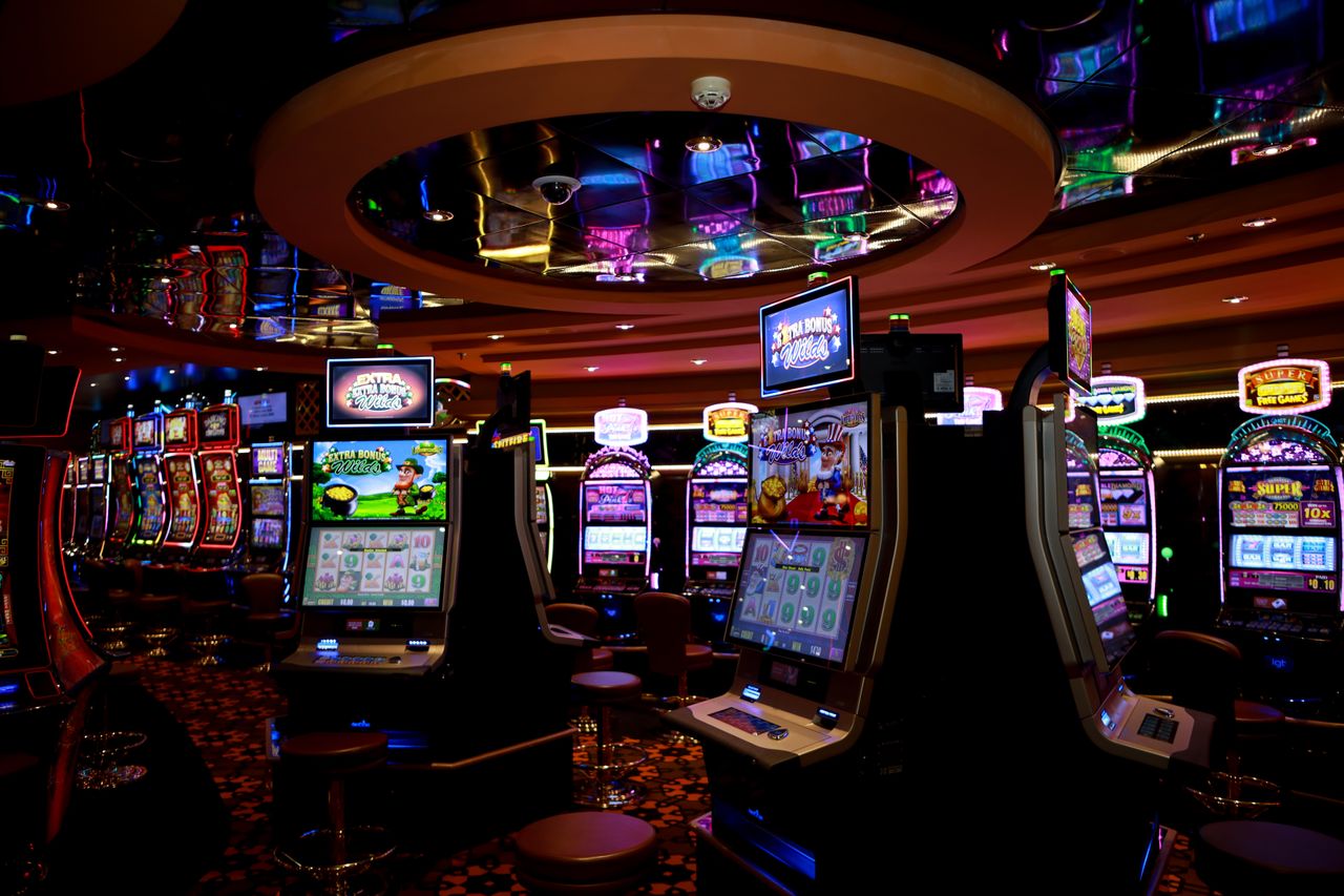 Casino en ligne ou casino physique : ce qui change vraiment pour le joueur
