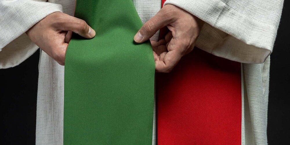 De la Chasuble Diaconale à la Sacerdotale : Différences et Spécificité d'Usage