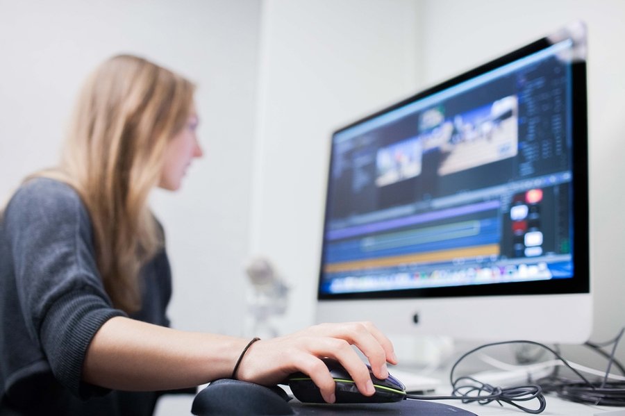 Professionnelle utilisant un logiciel de formation en ligne sur ordinateur