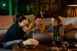 Purstream : nouvelle adresse après Xalaflix en septembre 2026 Jeune femme regardant une série sur son ordinateur portable dans une chambre