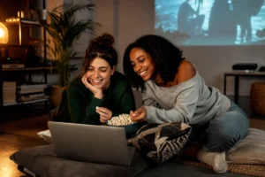 Vombam : quelle est la nouvelle adresse en septembre 2026 ? Jeune femme adulte regardant un film en streaming sur un ordinateur portable