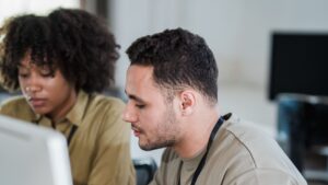 IA générative en marketing : ce qui sépare le gain de temps du vrai résultat 6ac75b2cb9c64-pexels-mizunokozuki-12899160 (1)