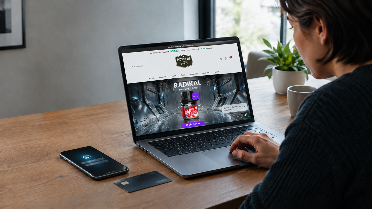 Personne consultant une boutique en ligne sur un ordinateur portable