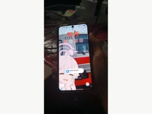 Face avant d’un Samsung Galaxy A35 5G tenu en main