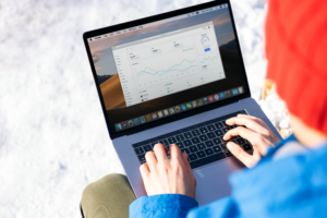 Personne consultant des données sur un ordinateur portable